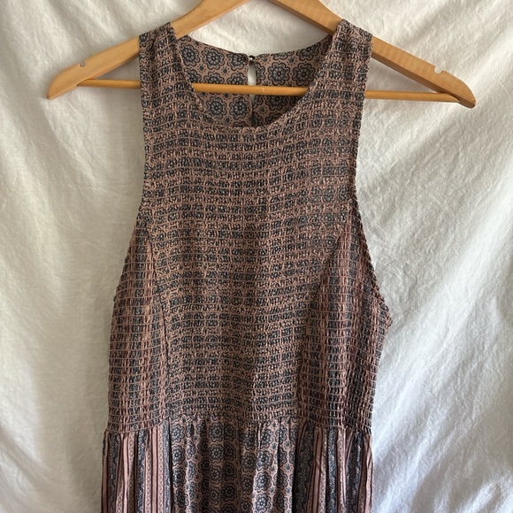 Patterned Halter Neck Dress - Picture 7 of 8